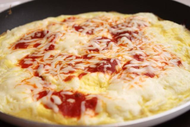 https://image.sistacafe.com/images/uploads/content_image/image/13455/1435322813-Pizza-Omelet-with-Land-O-Lakes-Eggs.jpg