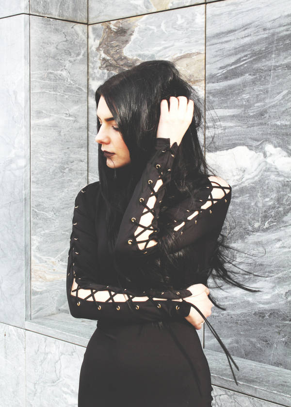 https://image.sistacafe.com/images/uploads/content_image/image/134569/1463725334-Laced-up-sleeves-bodycon-dress-with-black-heeled-ankle-boots-Close-up.jpg