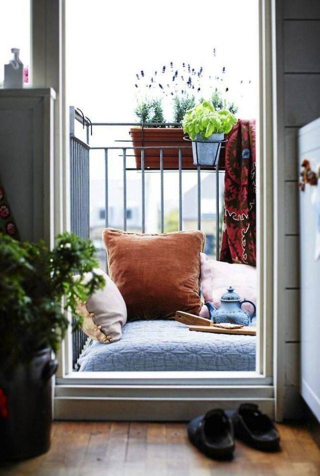 https://image.sistacafe.com/images/uploads/content_image/image/135150/1463816387-balcony-decorating-ideas-2-573c3af43e4aa__700.jpg
