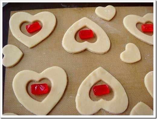 https://image.sistacafe.com/images/uploads/content_image/image/13724/1435561342-stained-glass-valentine-cookies-3_thumb.jpg