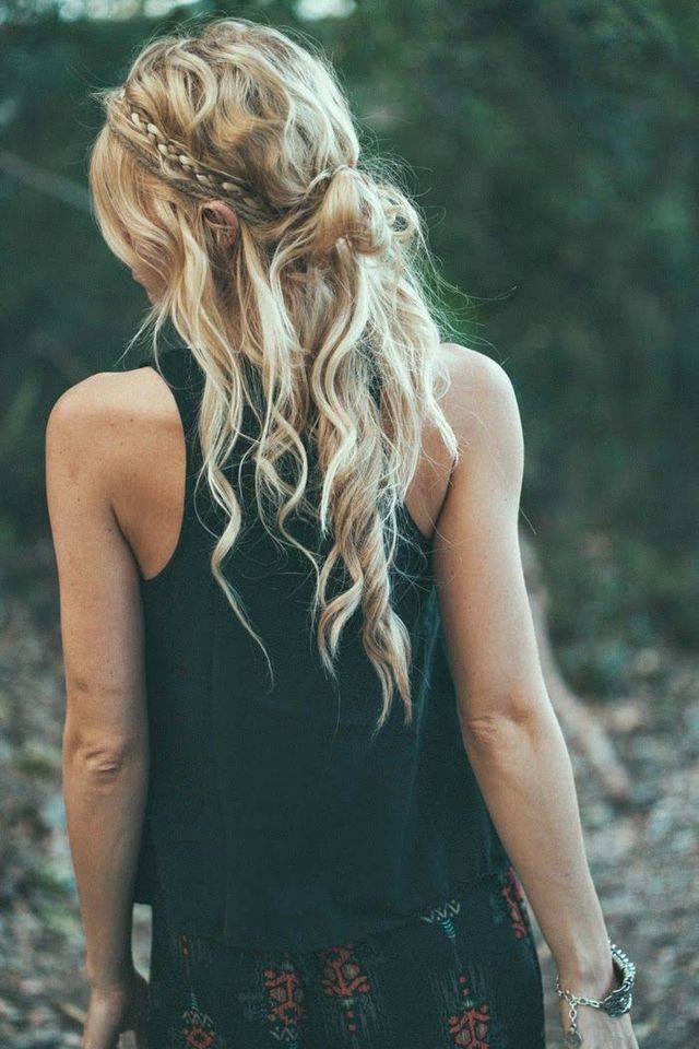 https://image.sistacafe.com/images/uploads/content_image/image/141282/1465057423-boho-hairstyles-with-braids-_E2_80_93-bun-updos-other-great-new-stuff-to-try-out6.jpg