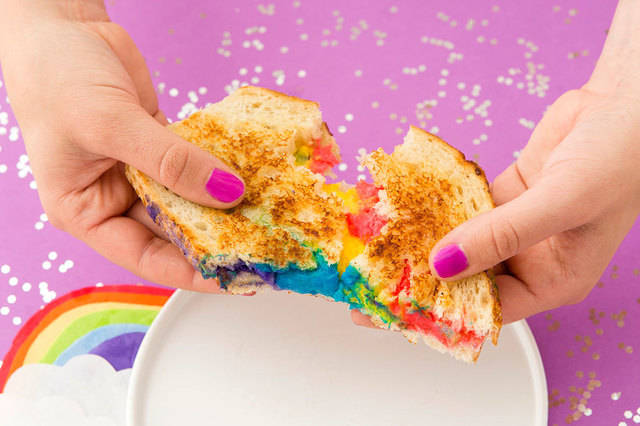 https://image.sistacafe.com/images/uploads/content_image/image/142763/1465313674-Upgrade-Your-Sandwich-With-This-Magical-Rainbow-Grilled-Cheese-Recipe9.jpg