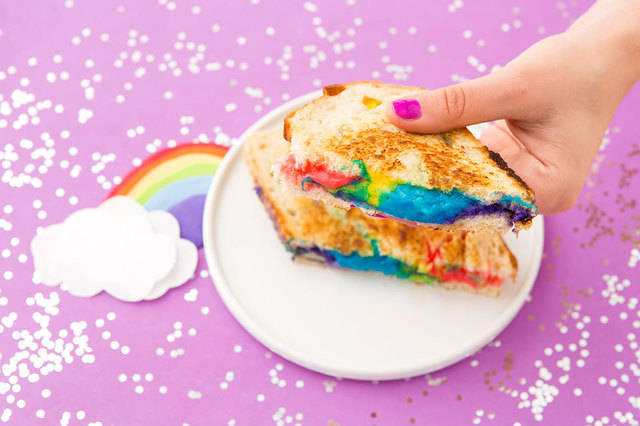 https://image.sistacafe.com/images/uploads/content_image/image/142764/1465313685-Upgrade-Your-Sandwich-With-This-Magical-Rainbow-Grilled-Cheese-Recipe8.jpg