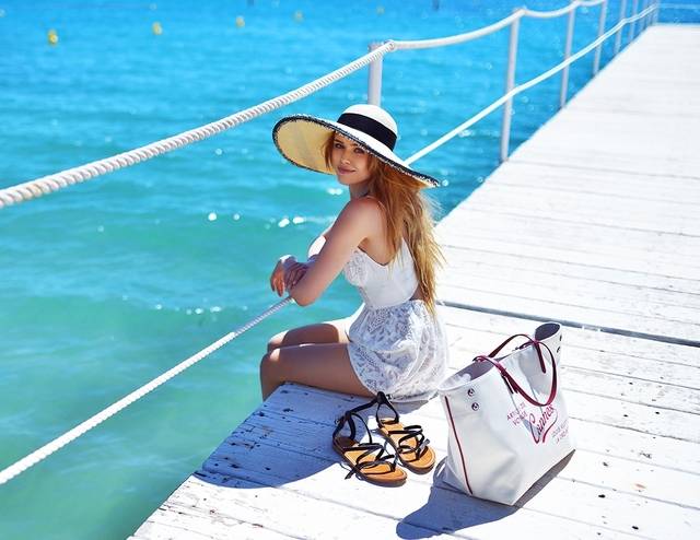 https://image.sistacafe.com/images/uploads/content_image/image/142966/1465366644-4.-chic-white-dress-with-sun-hat.jpg