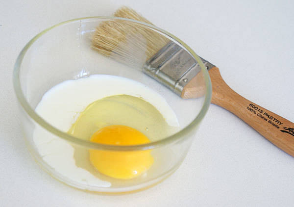 https://image.sistacafe.com/images/uploads/content_image/image/14515/1435752302-raisin-scones-egg-wash.jpg