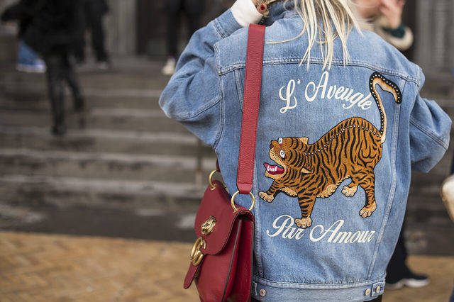 https://image.sistacafe.com/images/uploads/content_image/image/146274/1466000494-denim-jacket-street-style-rex.jpg