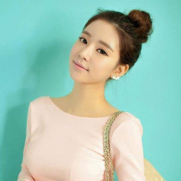 1466053708 korean girl with simple bun hairstyle ideas