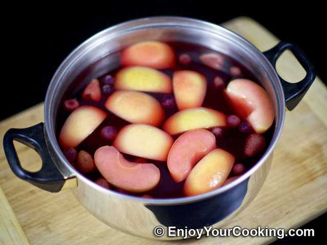 https://image.sistacafe.com/images/uploads/content_image/image/148128/1466306578-fruit-berry-kompot-step7.jpg