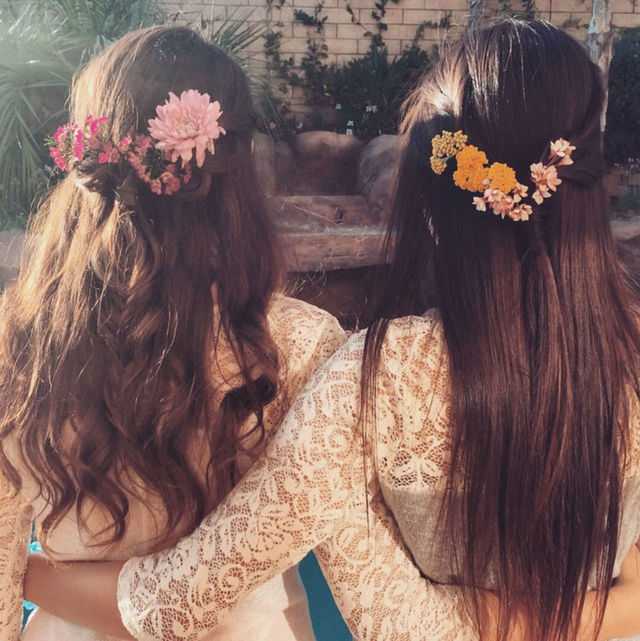 https://image.sistacafe.com/images/uploads/content_image/image/148411/1466394604-Boho-half-up-hairdo-with-flowers.jpg