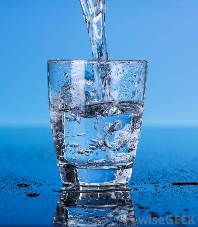 https://image.sistacafe.com/images/uploads/content_image/image/14918/1435913607-water-into-a-glass-blue-background.jpg