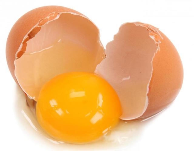 1466670978 cracked brown egg