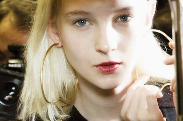 https://image.sistacafe.com/images/uploads/content_image/image/152446/1466878096-in-detail-aw14-catwalk-trend-hoops-chalayan.jpg