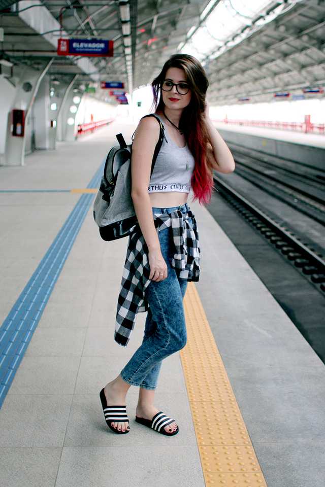 1466879303 look grunge urbana calc a jeans adidas adilette top cropped ethus alternativa mochila petite jolie4
