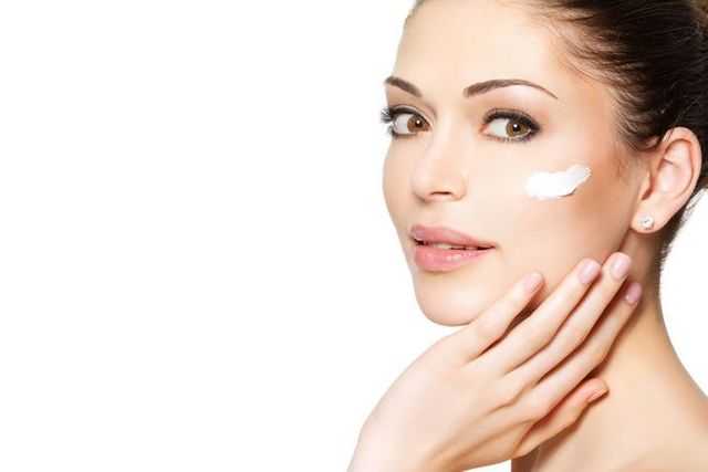 1467096900 40455 applying skin care products.jpg.660x0 q80 crop scale upscale