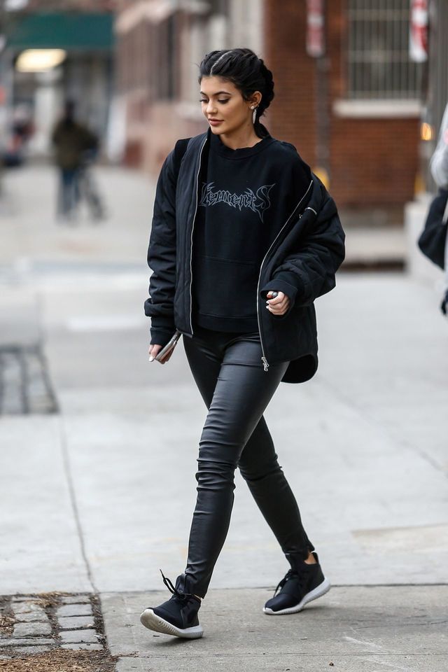 https://image.sistacafe.com/images/uploads/content_image/image/154686/1467186817-kylie-jenner-street-style-out-in-new-york-city-february-2016-3.jpg
