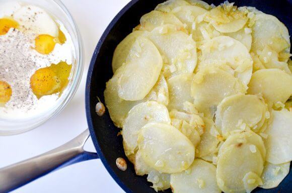 1467269729 easy tortilla recipe 580x384