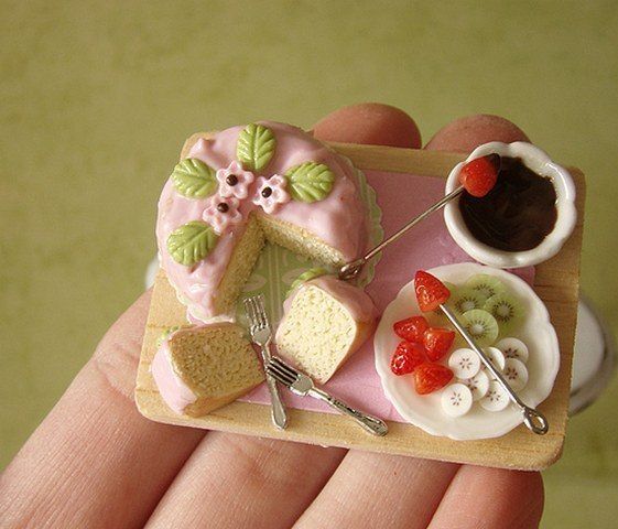 https://image.sistacafe.com/images/uploads/content_image/image/155482/1467284686-miniature-cakes-and-other-tiny-desserts.w654.jpg