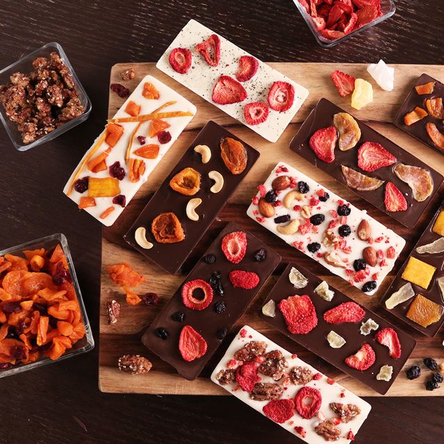 https://image.sistacafe.com/images/uploads/content_image/image/156064/1467392167-Gourmet-Fruit-Nut-Chocolate-Bars-Video.jpg
