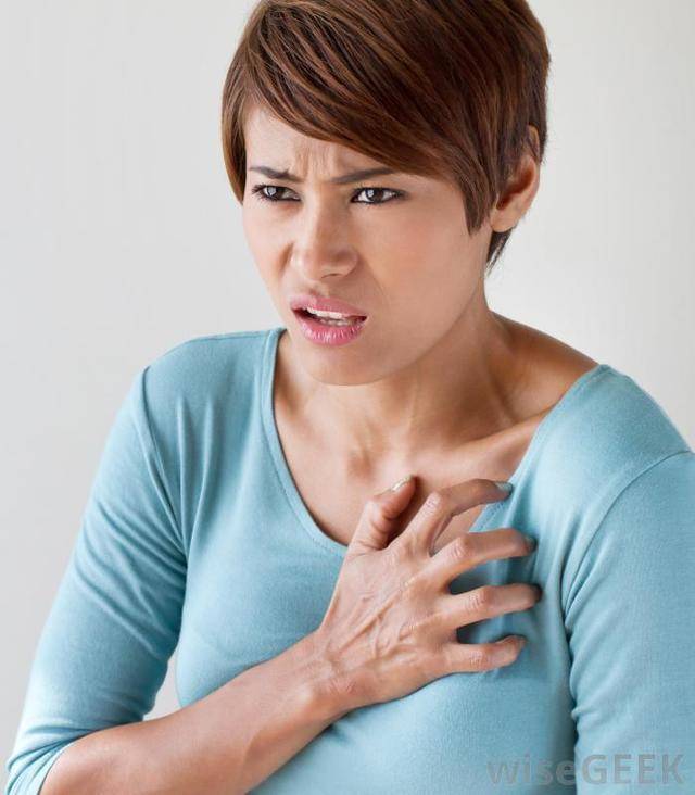https://image.sistacafe.com/images/uploads/content_image/image/15651/1436167605-woman-in-blue-shirt-with-chest-pain.jpg