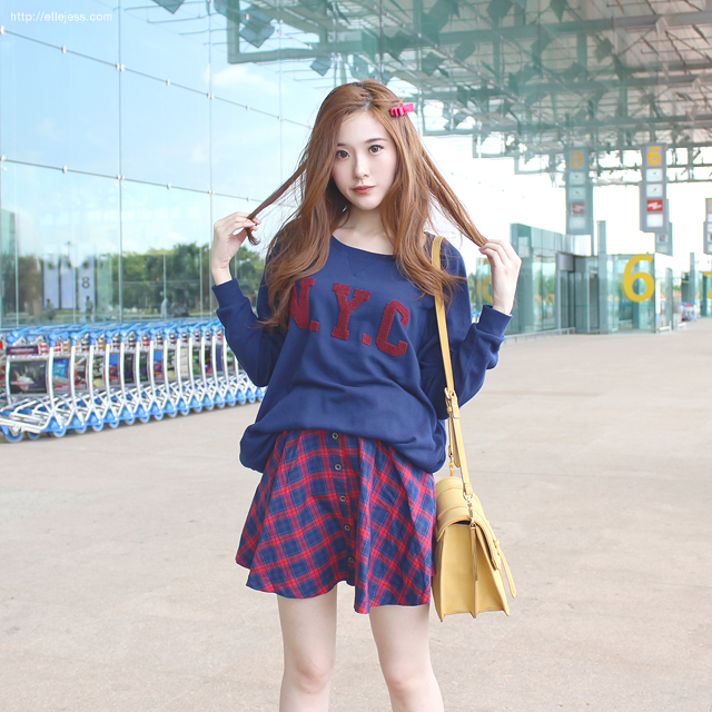 https://image.sistacafe.com/images/uploads/content_image/image/156631/1467616639-11_changi_singapore_casual_preppy_airport_outfit_jessica_yamada_jessyamada_gowigasa_tartan_skirt.png