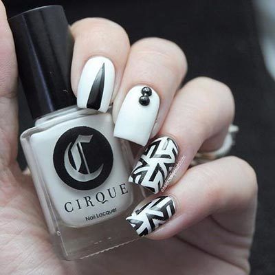 https://image.sistacafe.com/images/uploads/content_image/image/158319/1467861087-Random-stripped-nail-art.jpg