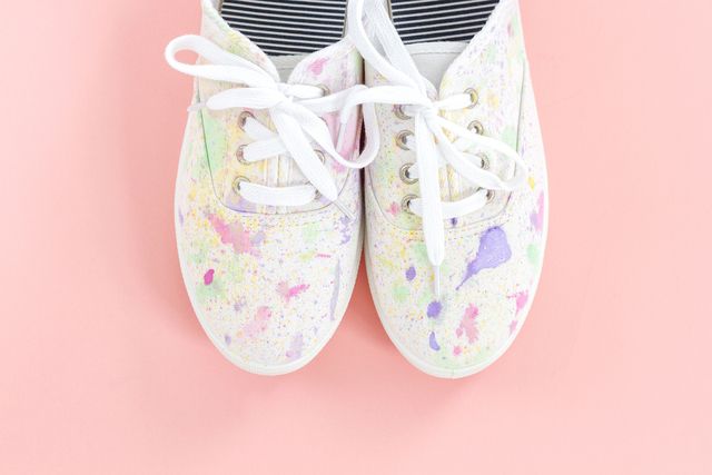 1467960050 diy paint splatter shoes 19