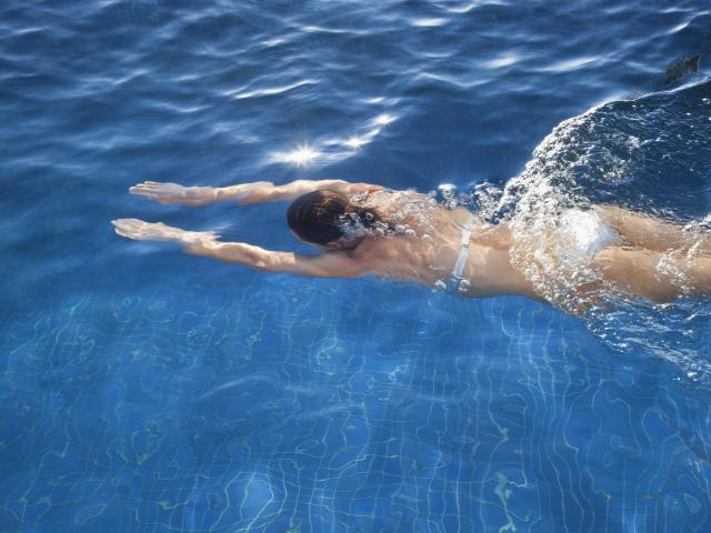 https://image.sistacafe.com/images/uploads/content_image/image/158896/1467975453-woman_swimming__medium_4x3.jpg