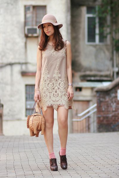 https://image.sistacafe.com/images/uploads/content_image/image/159186/1468147392-beige-romwe-dress-tan-kate-spade-bag-dark-brown-vero-cuoio-heels_400.jpg