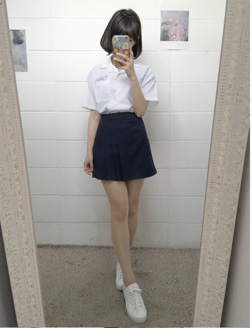 กระโปรง รองเท้าผ้าใบ