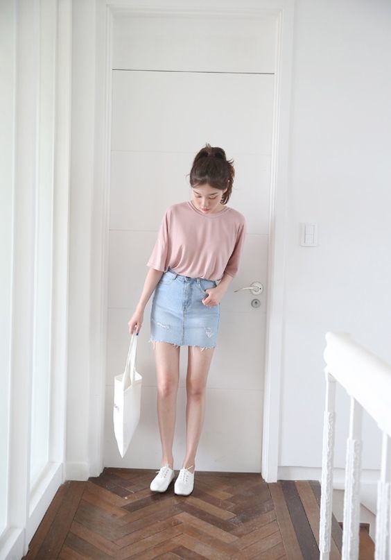 กระโปรง รองเท้าผ้าใบ