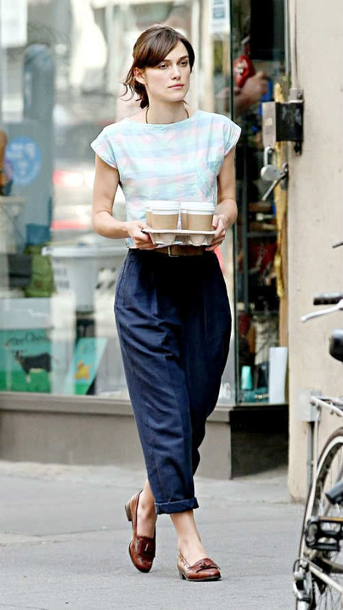 https://image.sistacafe.com/images/uploads/content_image/image/164289/1469155585-500x890-Keira-Knightley-carries-coffee.jpg