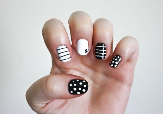 https://image.sistacafe.com/images/uploads/content_image/image/165026/1469183854-Black-White-Striped-Nail-Art.jpg