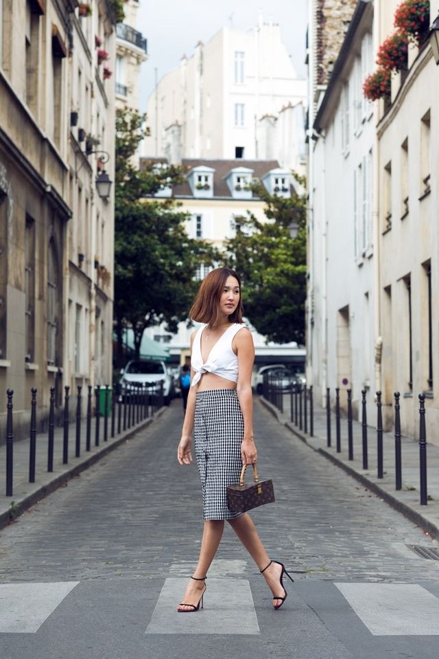 https://image.sistacafe.com/images/uploads/content_image/image/166241/1469426066-4.-crop-top-with-high-waist-skirt.jpg