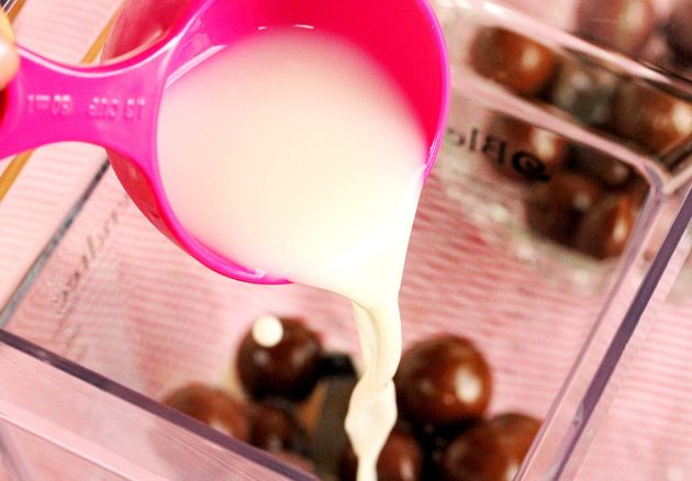 https://image.sistacafe.com/images/uploads/content_image/image/170907/1470030892-8-add-milk-to-blender.jpg