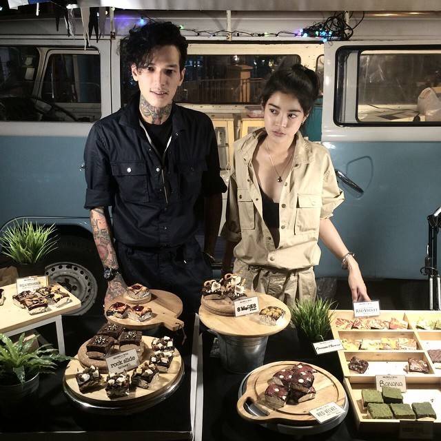 แฟชั่นชุดคู่รัก เซอร์ๆ สายป่าน อภิญญา