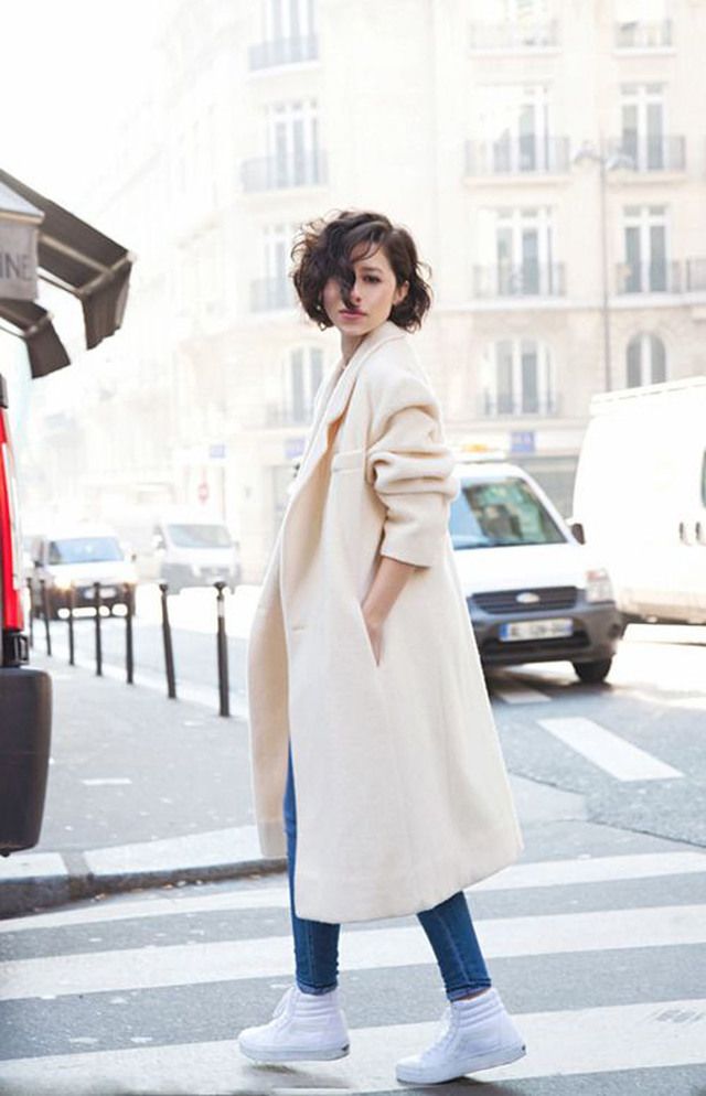 https://image.sistacafe.com/images/uploads/content_image/image/172769/1470138536-trainers-trend-cool-streetstyle-karla-deras-karlas-closet-white-coat-street.jpg