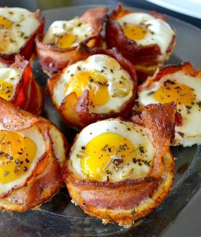 https://image.sistacafe.com/images/uploads/content_image/image/172997/1470148753-Bacon-and-Egg-Cups-with-Guac-Kale-Mole-iowagirleats7.jpg