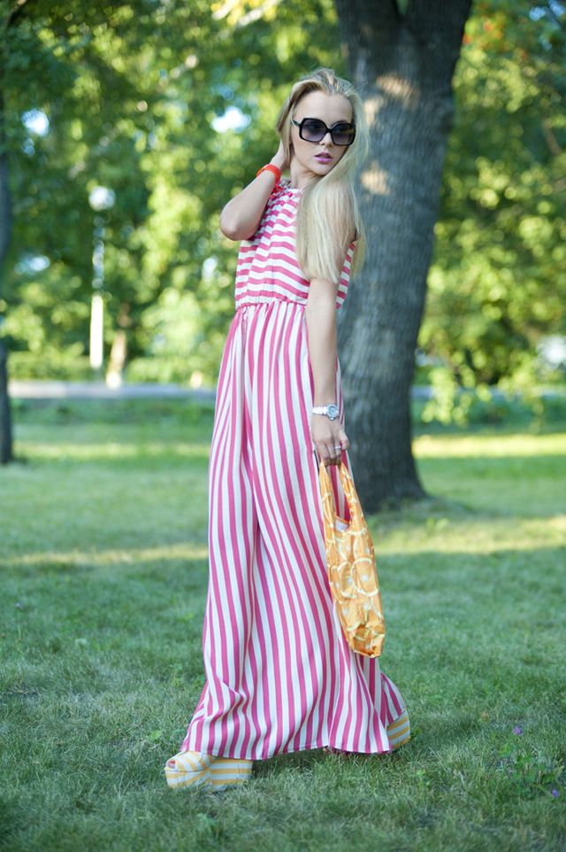 https://image.sistacafe.com/images/uploads/content_image/image/173261/1470193217-6.-pink-striped-dress-with-orange-print-tote.jpg