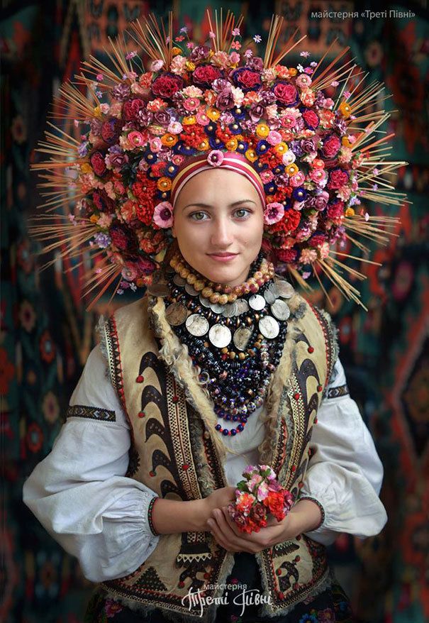 1470239343 traditional ukrainian crowns treti pivni 46 57985c2807a04  605