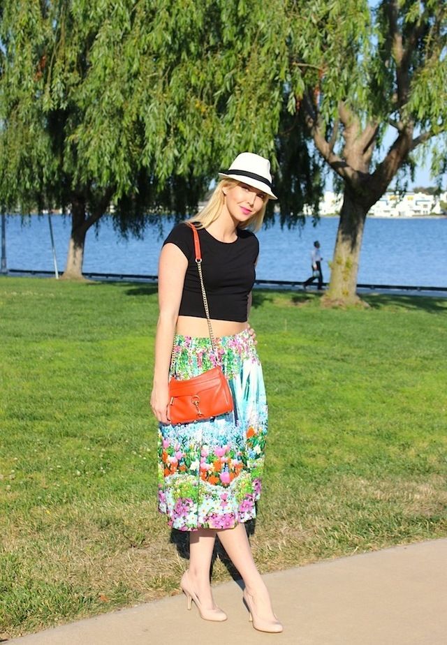 https://image.sistacafe.com/images/uploads/content_image/image/174656/1470281427-midi-skirt-crop-top-street-style-.jpg