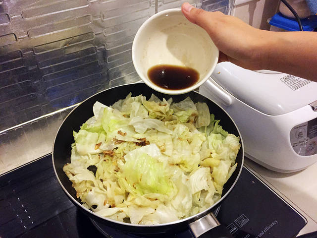 https://image.sistacafe.com/images/uploads/content_image/image/17574/1436864892-fried-cabbage-with-fish-sauce-recipes-7.jpg