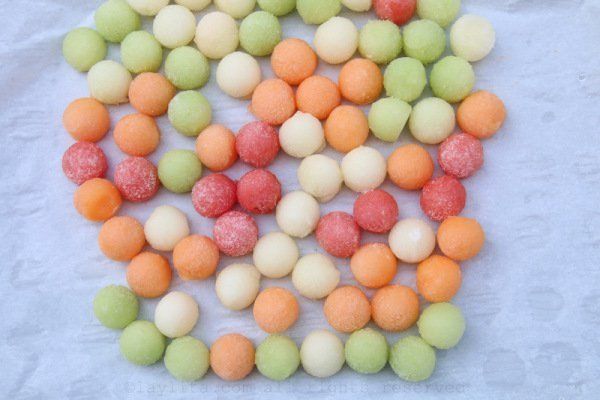 1470380739 5 frozen melon balls to use as ice cubes 600x400