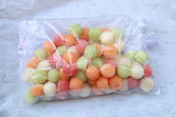 1470380775 6 place the melon ball ice cubes in a freezer bag and keep frozen until you need them 600x400