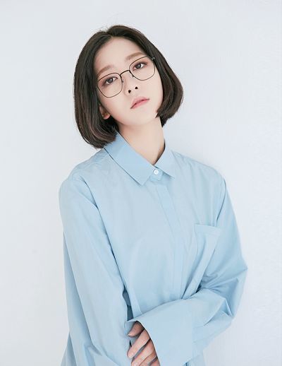 สาวแว่นผมสั้น มีเฮ