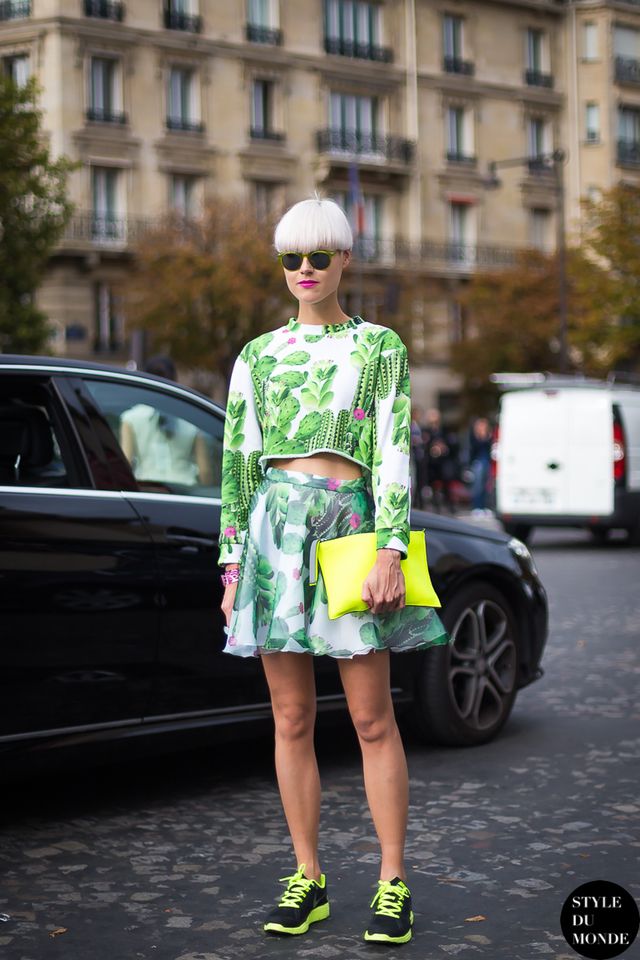 1470750282 2. eccentric outfit with neon sneakers and clutch