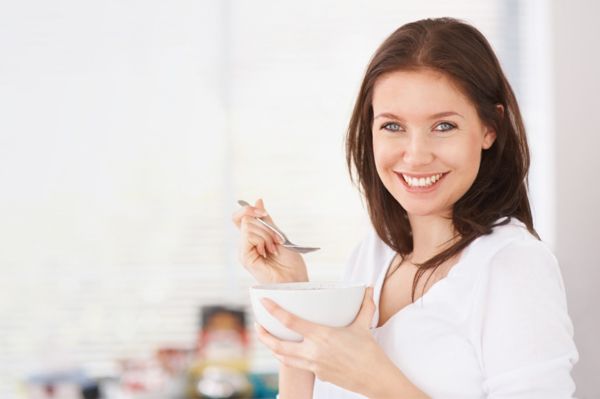 1470846966 woman eating old fashioned oatmeal dpgeiw