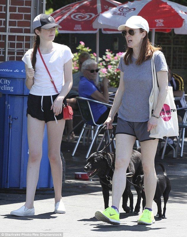 1470928114 299f019500000578 0 sunny walk julianne moore right and her daughter liv freundlich  m 224 1434317075210