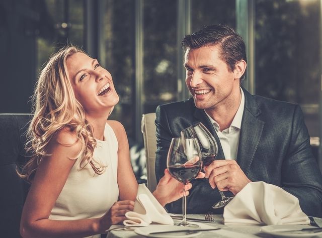 https://image.sistacafe.com/images/uploads/content_image/image/181235/1471087603-bigstock-Cheerful-couple-in-a-restauran-675146442.jpg