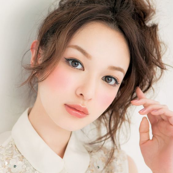 โทนสีชมพูเป็นการแต่งหน้าของความเป็น Feminine