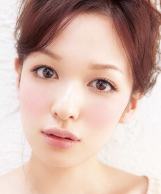 ชมพูช่วยให้การแต่งหน้าดุใส ๆ แบ๊ว ๆ ลิปสติกก็สีชมพูนะ